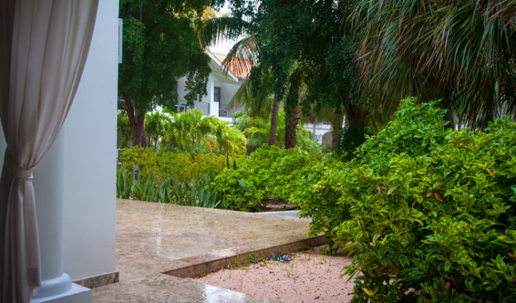 Vi låter regnet passera under tiden vi sitter på terrassen till vårt rum på Floris Suite Hotel i Willemstad, Curacao