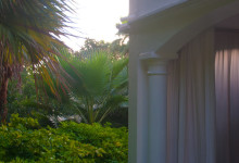 Terrass i lummig miljö på Floris Suite Hotel i Willemstad, Curacao