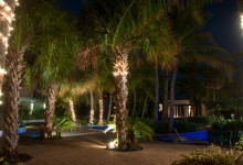 Vacker belysning över poolområdet till Floris Suite Hotel i Willemstad, Curacao