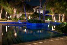 Vacker belysning över poolområdet till Floris Suite Hotel i Willemstad, Curacao