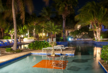Bord med kandelaber i poolen till Floris Suite Hotel i Willemstad, Curacao
