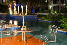 Bord med kandelaber i poolen till Floris Suite Hotel i Willemstad, Curacao