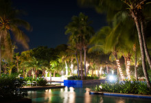 Vacker belysning över poolområdet till Floris Suite Hotel i Willemstad, Curacao