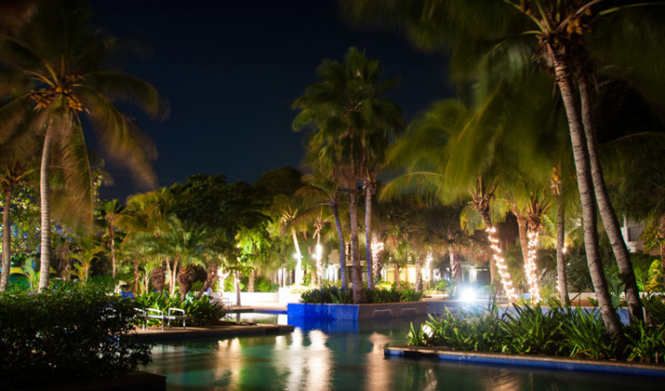 Vacker belysning över poolområdet till Floris Suite Hotel i Willemstad, Curacao