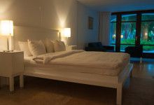 Vårt rum vid poolen på Floris Suite Hotel