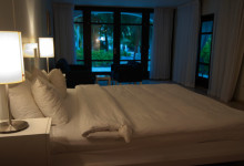 Vårt rum vid poolen på Floris Suite Hotel