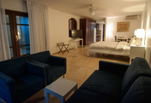 Vårt rum vid poolen på Floris Suite Hotel