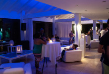 Party med DJ i lobbyn till Floris Suite Hotel