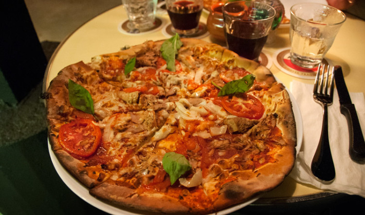 Pizza på invigningskvällen av Tomatoes Restaurant vid Pirate Bay i Piscadera, Willemstad
