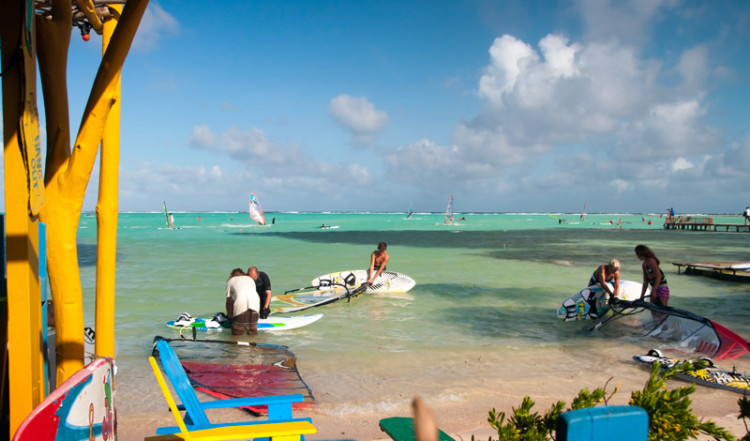 Vi tar en kall dryck på serveringen till Jibe City och spanar in vindsurfarna