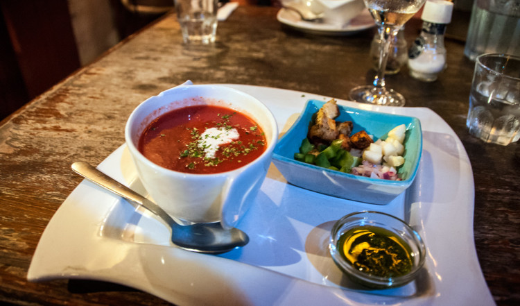 Gazpacho till förrätt på uteserveringen till La Guernica Restaurang, Bonaire