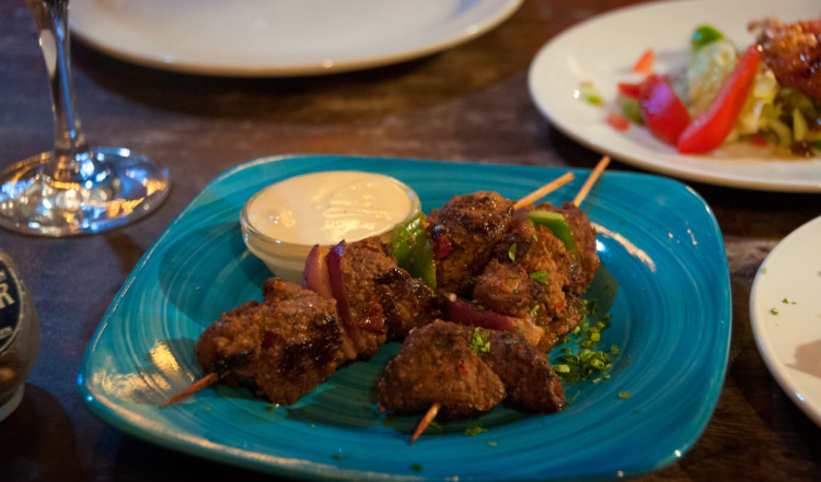 Goda smårätter serverade på La Guernica Restaurang, Bonaire