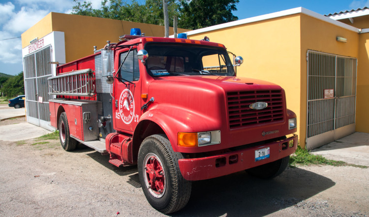 Brandbil utanför brandstationen i Rincon, Bonaire