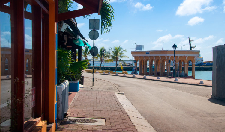Gata längst hamnområdet i Kralendijk, Bonaire