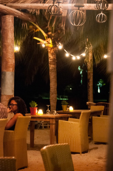 Med fötterna i sanden, AzZuro Restaurang på Blue Bay Curaçao Golf & Beach Resort