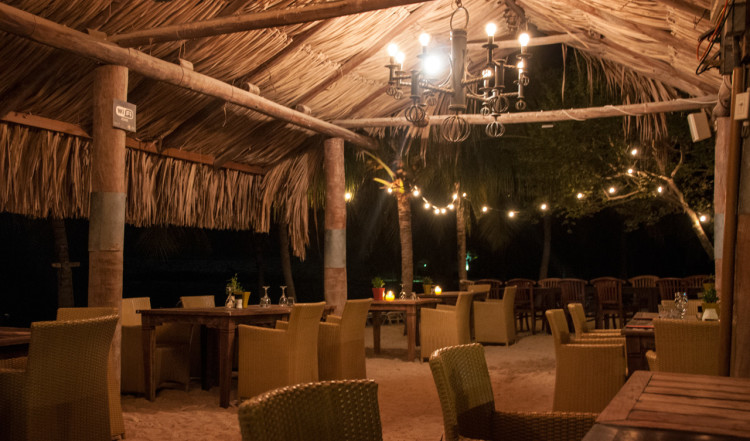Mysig miljö på AzZuro Restaurang på Blue Bay Curaçao Golf & Beach Resort