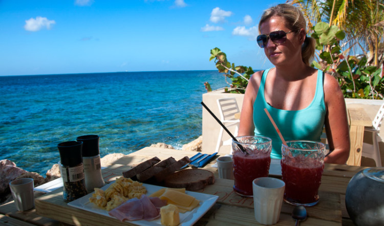 Första frukosten på det nya året, Bijblauw Hotel, Willemstad