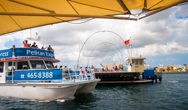 Broöppning av Queen Emma Bridge sett från Iguala Café i centrala Willemstad