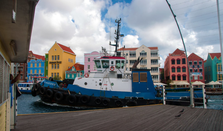 På Queen Emma Bridge under öppningen för att släppa igenom båtar