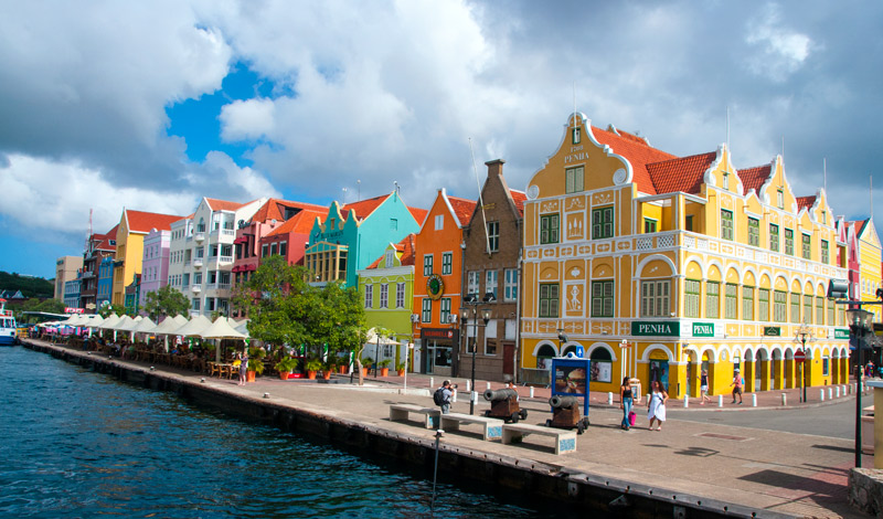 Vy över Punda i Willemstad sett från Queen Emma Bridge