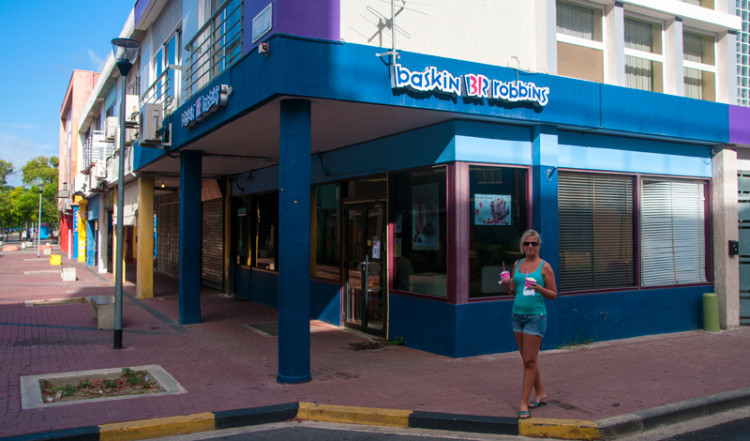 Anki vid Baskin Robbins i Willemstad