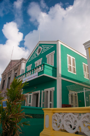 Utsidan av charmiga Bijblauw Hotel i Willemstad