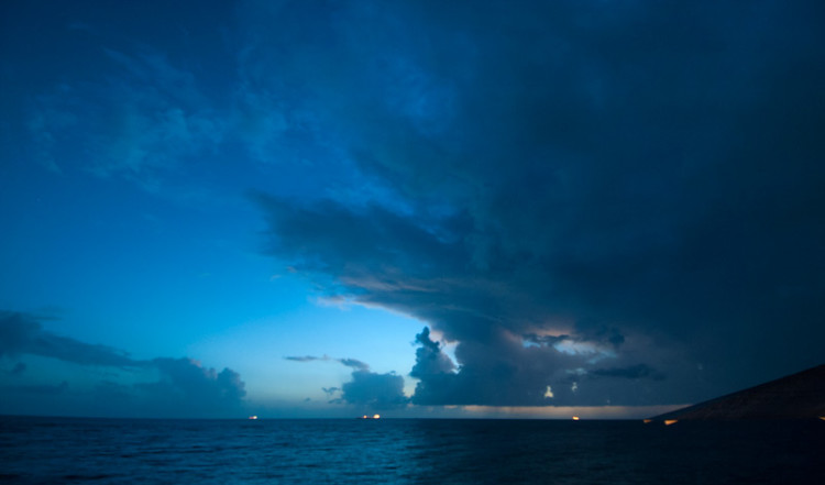 Vacker kvällshimmel, utsikt från baren till Bijblauw Hotel i Willemstad
