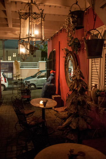 Gång och liten uteservering, Mundo Bizarro, Willemstad