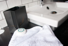 Hermes produkter i badrummet på Poets House, Ely