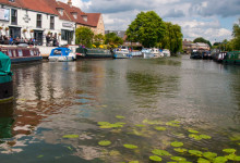 Vy över vackra Great Ouse River, Ely