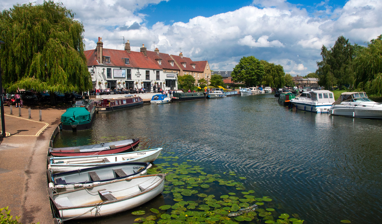 Vy över vackra Great Ouse River, Ely