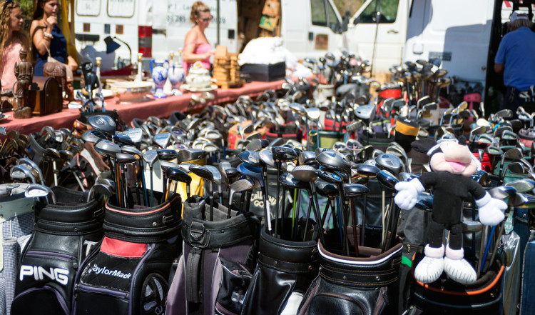 Man kan göra diverse fynd på marknaden i Manilva