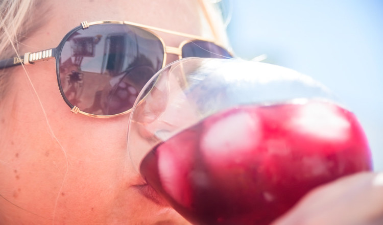 Reflektioner fån huset i solglasögon, tillsammans med ett glas tinto de verano