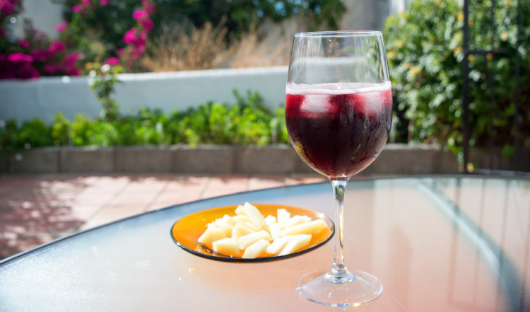 Tinto de verano och manchego ost i trädgårdens eftermiddagssol