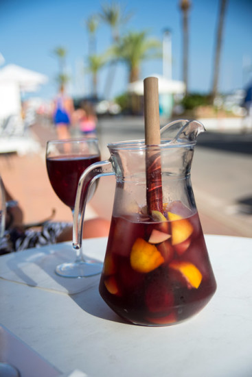 Sangria på Dolphin Bar i La Duquesa
