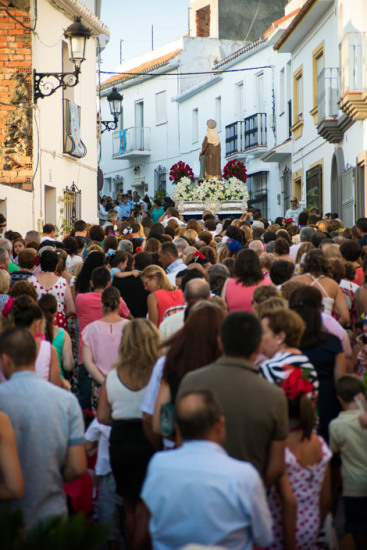 Procession genom byn under Verbena Santa Ana i Manilva