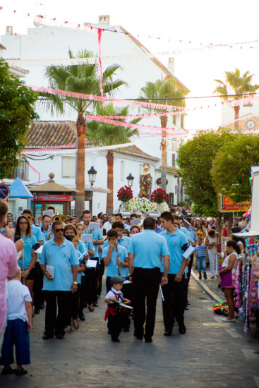 Procession genom huvudgatan i byn under Verbena Santa Ana i Manilva