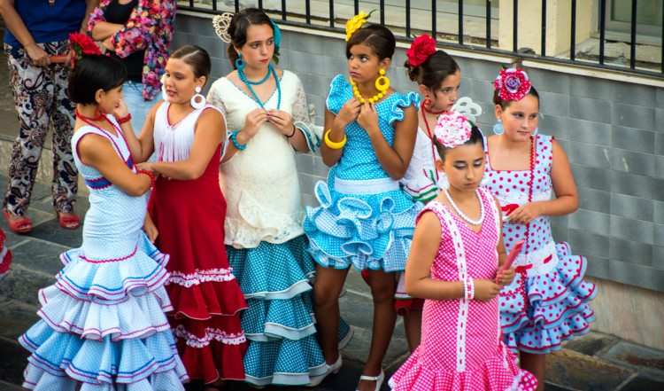 Flickor i flamenco klänningar under processionen