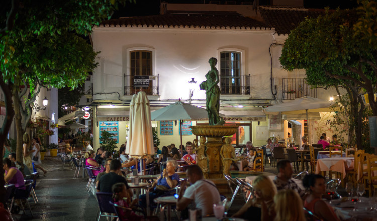 Kvällsliv på torg i Estepona