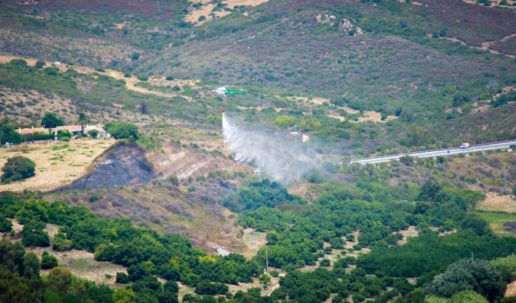 Helikoptrar fraktar vatten från havet för att släcka brand i Manilva