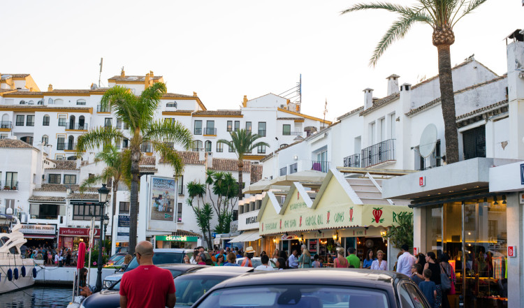 Längst Puerto Banús hamn