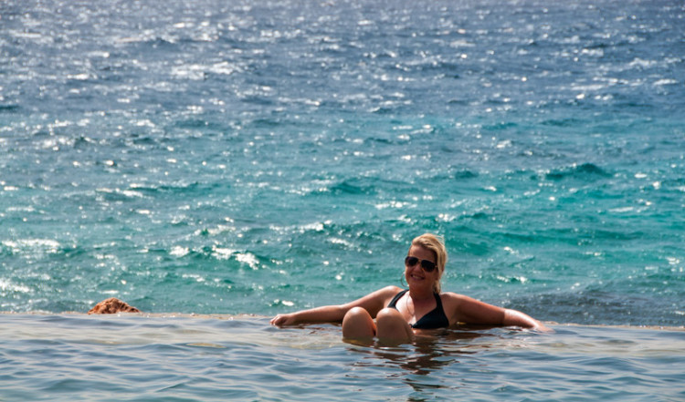 Anki i poolen vid Papagayo Beach Club