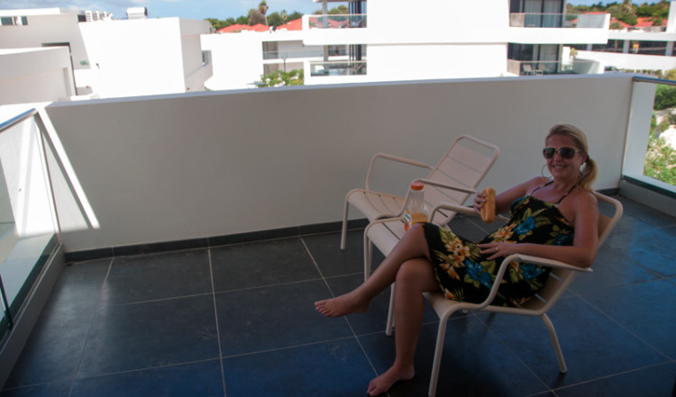 En stund på balkongen på Papagayo Beach and Design Hotel, Curacao