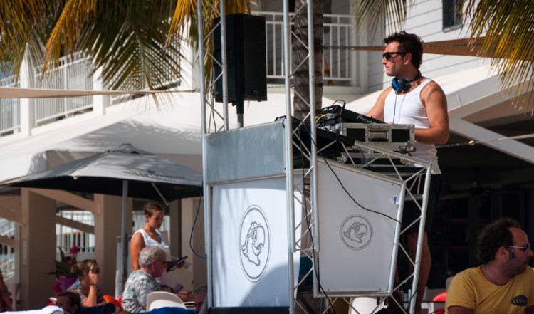 Skön musik från DJ på Papagayo Beach Club, Curacao