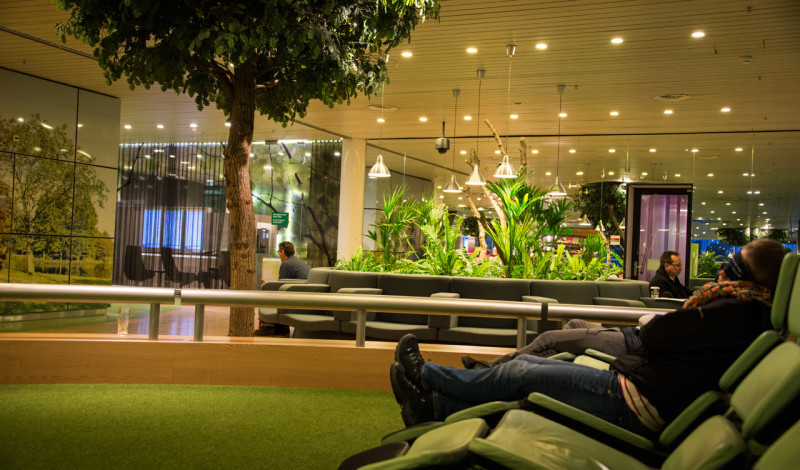 Njuter en stund vid skön relax avdelning vid mellanladningen på Schiphol flygplats