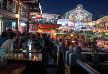 Middag på en av restaurangerna utmed hamnen i Waterfront