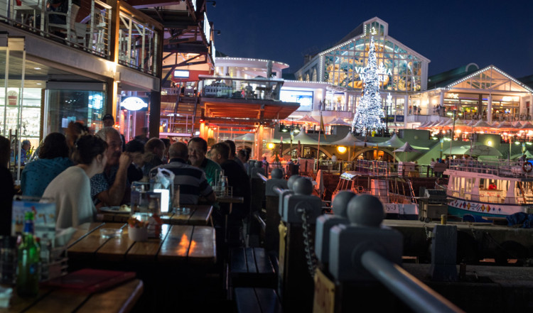 Middag på en av restaurangerna utmed hamnen i Waterfront