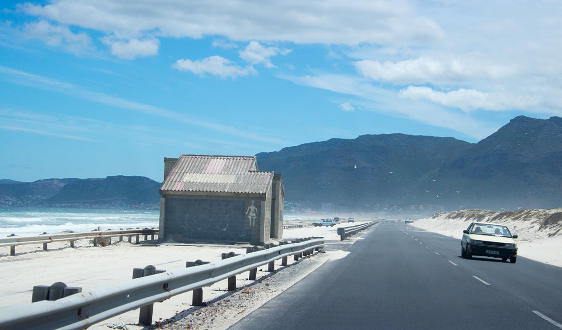 Det är vackra och skiftande omgivningar längst kustvägen och False Bay i Sydafrika
