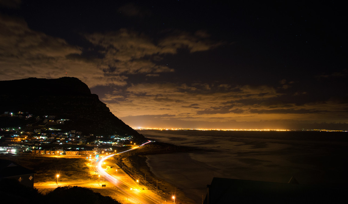 Läcker vy över kusten och havet från vårt rum på Simonstown Guest House