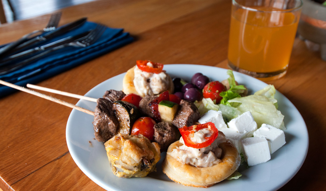 Lunch serveras i restaurangen till Thanda Tented Camp, Thanda Private Game Reserve